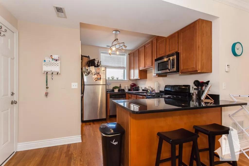 1516 W Waveland – photo 2