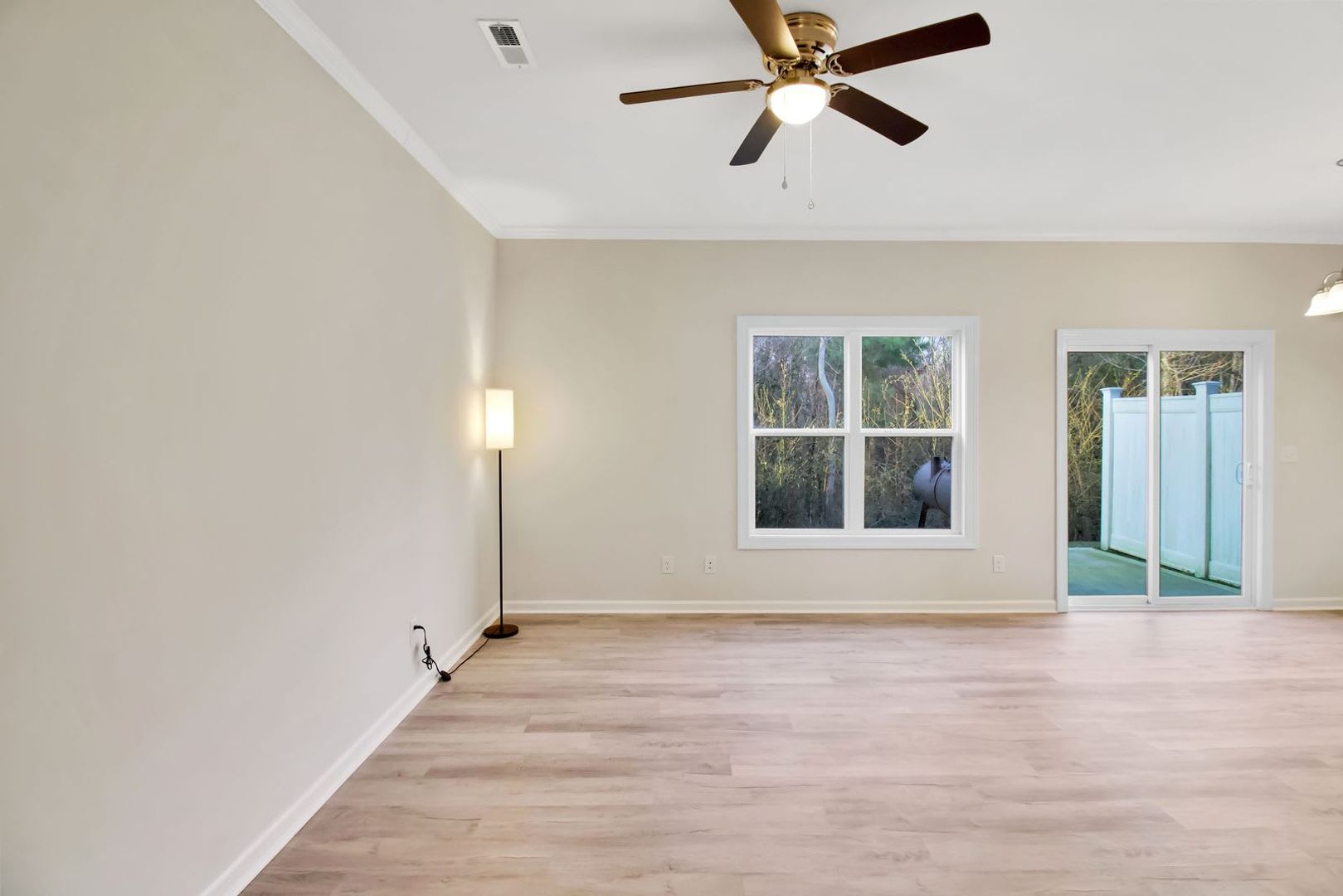 Newer Construction, 3 Bedroom Townhome! – photo 4