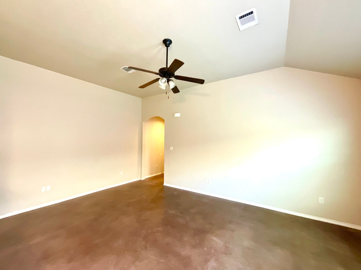 *MOVE IN SPECIAL* High Ceilings, Fenced Yard & 2-Car Garage – New Braunfels Living! – photo 2