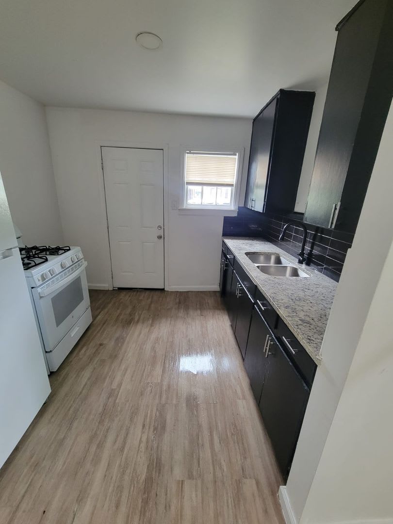 For Rent: Charming 2 Bed / 1 Bath Duplex with Backyard – photo 5