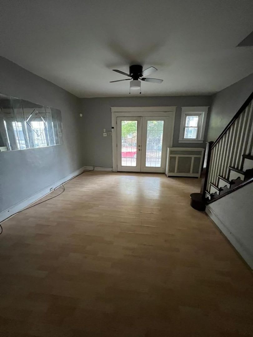 Remodeled Front Porch Home Frankford – photo 4