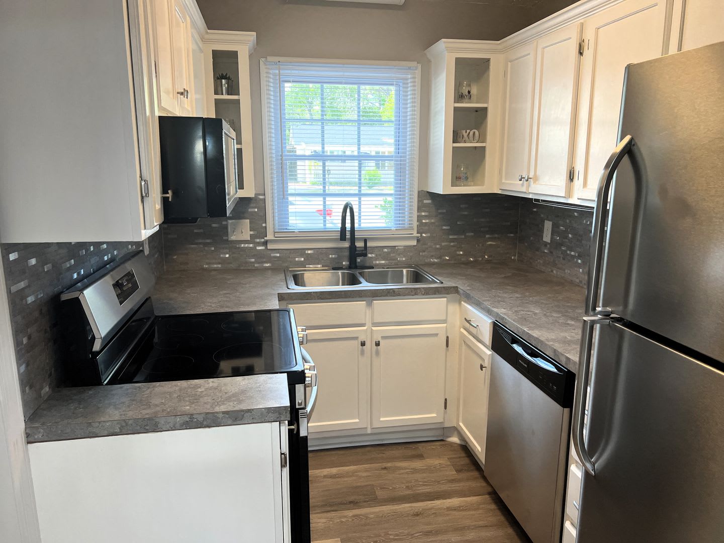 Walk to Beach! Newly Remodeled 2 Bedroom, Pet-Friendly Town Home! Available NOW! – photo 3