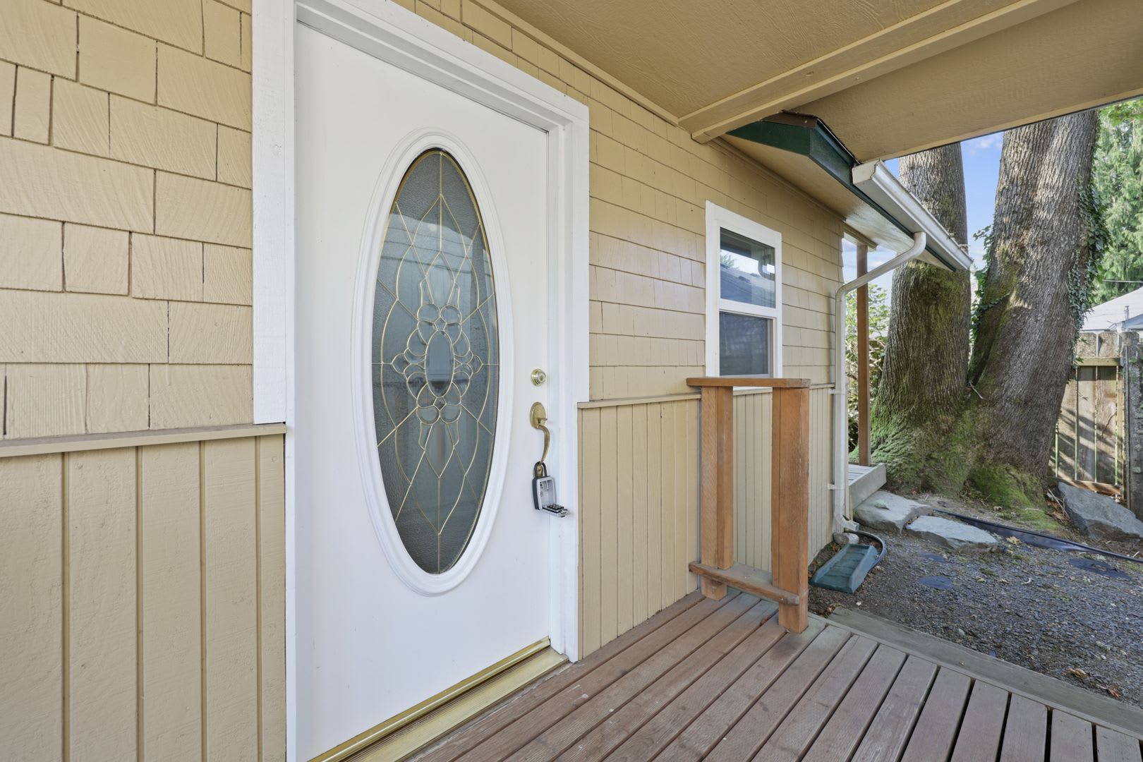 Fantastic location, move in ready! 1 bed, one bath, HUGE kitchen! – photo 3