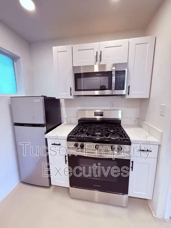 810 N Alvernon Way – photo 1
