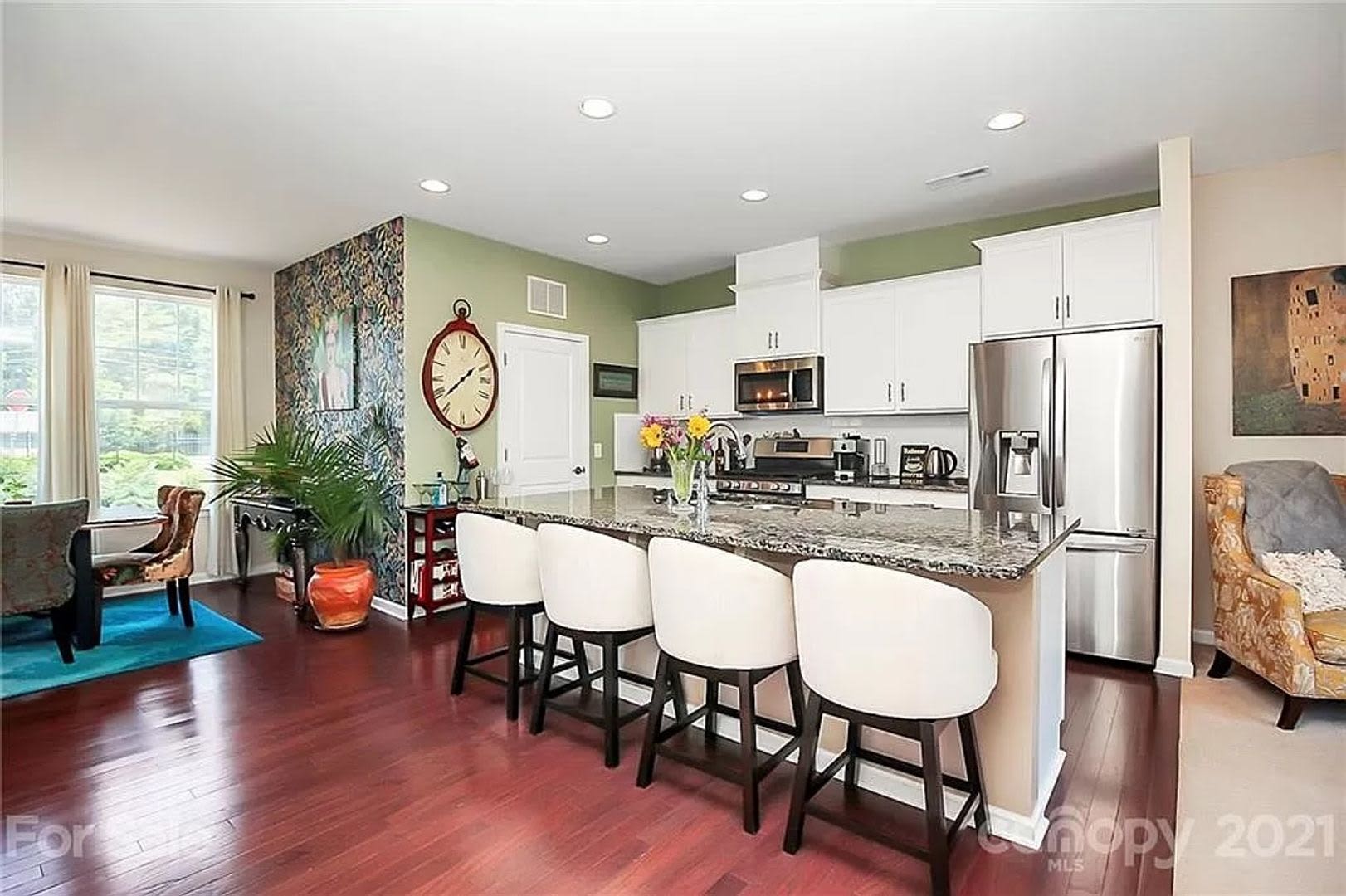 Room In 4 Bedroom Townhome At Sharon Rd W – photo 1