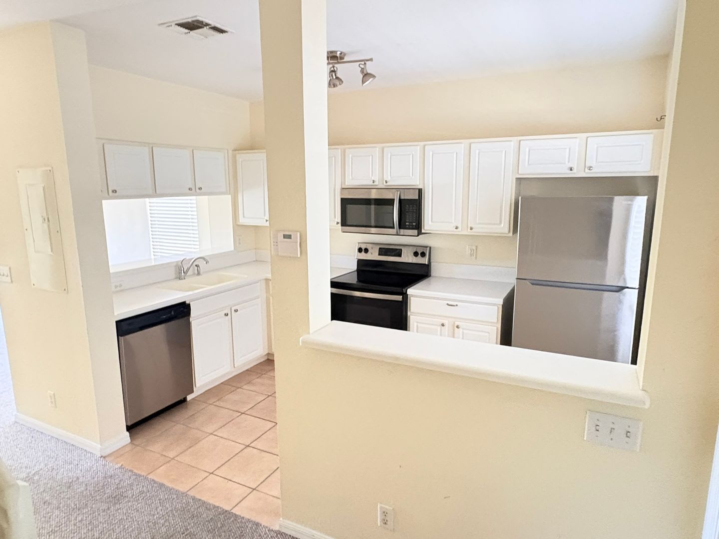 2 2 5 Townhome In Fort Myers For Rent – photo 3