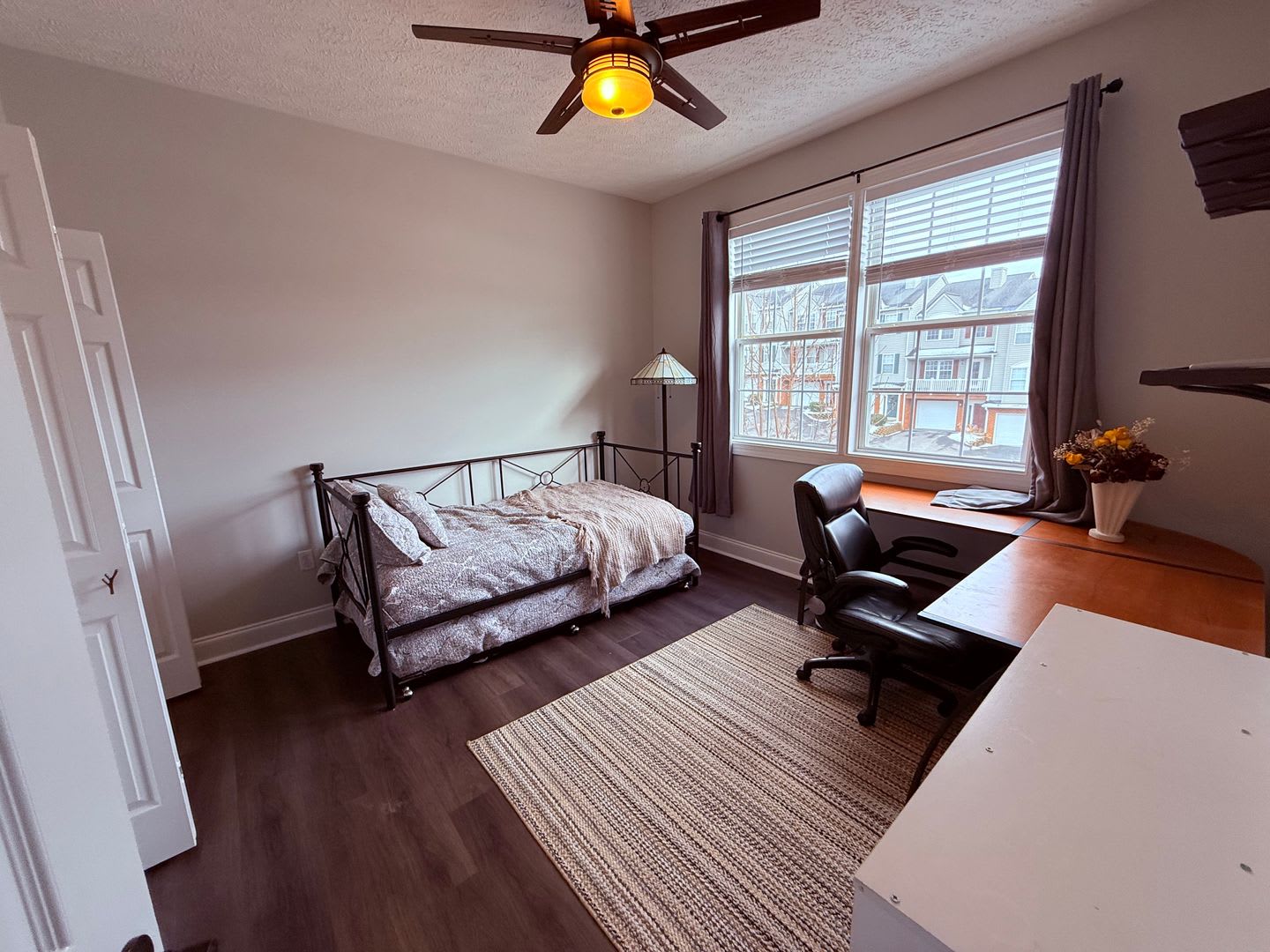 3 Bedroom, 2 Bath End Unit Townhouse – photo 5