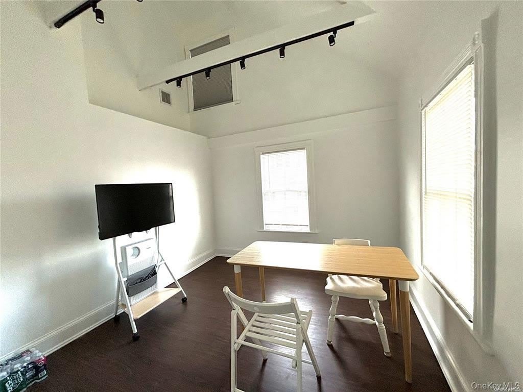 1433 Old Northern Boulevard – photo 3