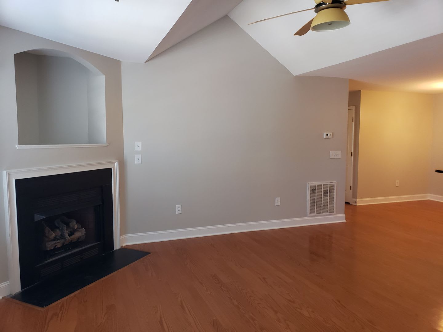 Great Upper Level Condo Convenient To Everything – photo 2
