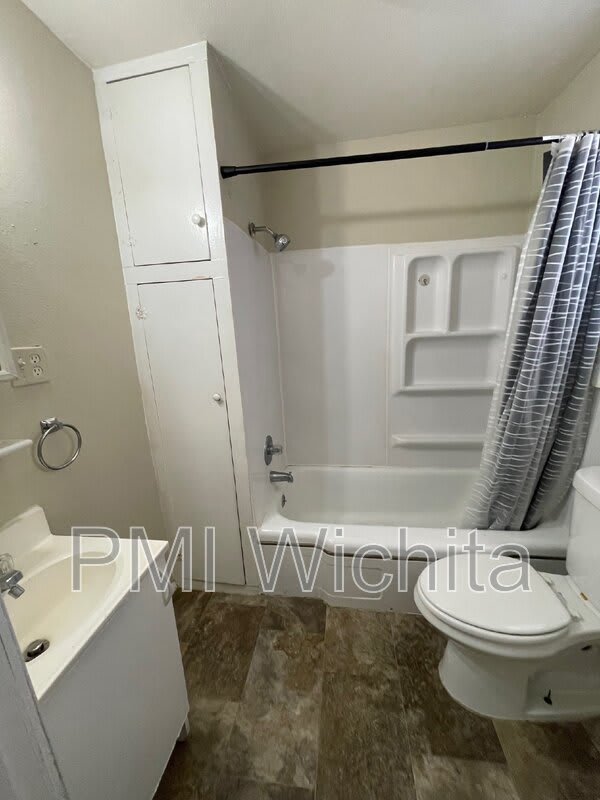 418 West Harry Street – photo 5