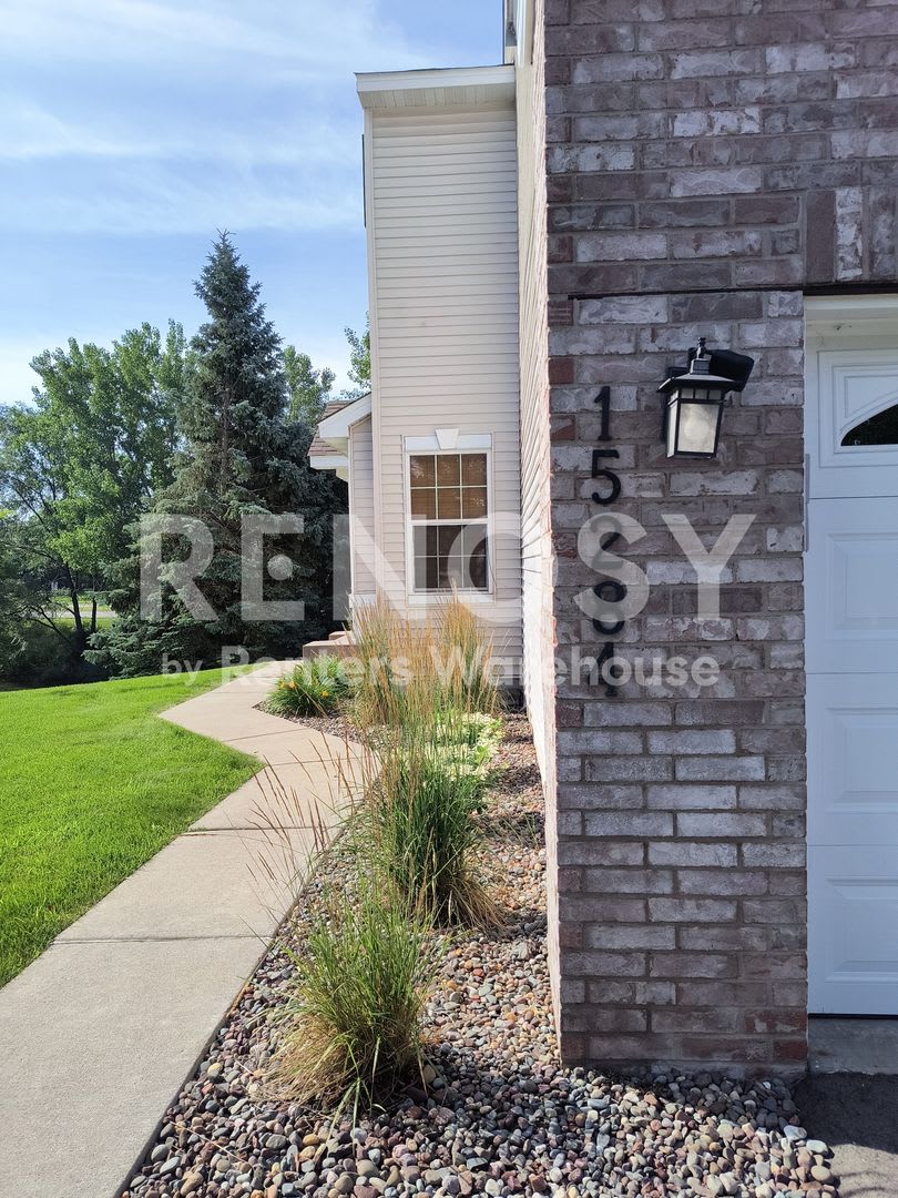 4BD/3.5BA Townhome in Apple Valley Available Now! – photo 3