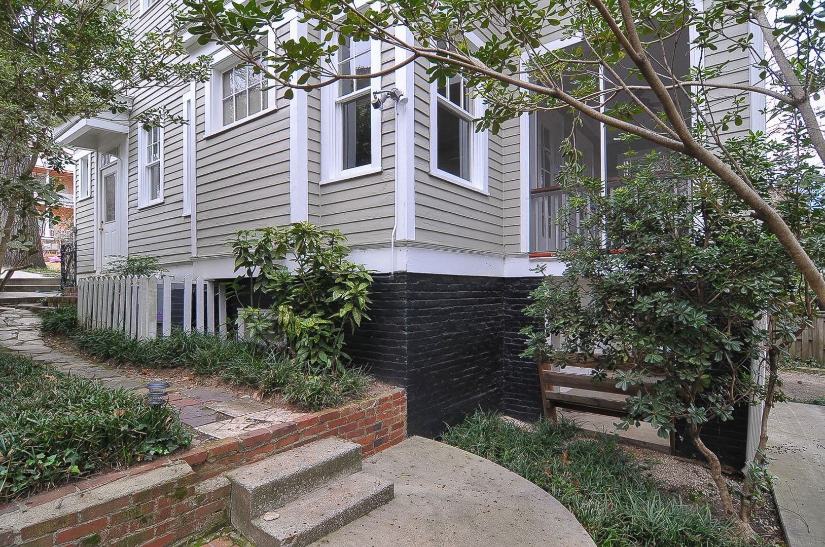 2-Bedroom Apartment Near USC & Overlooking Five Points – photo 2