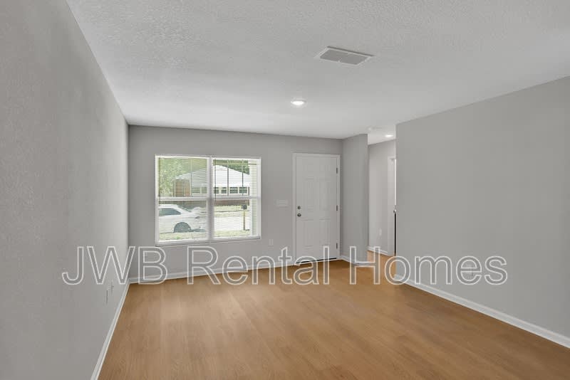 2117 Moncrief Rd – photo 4