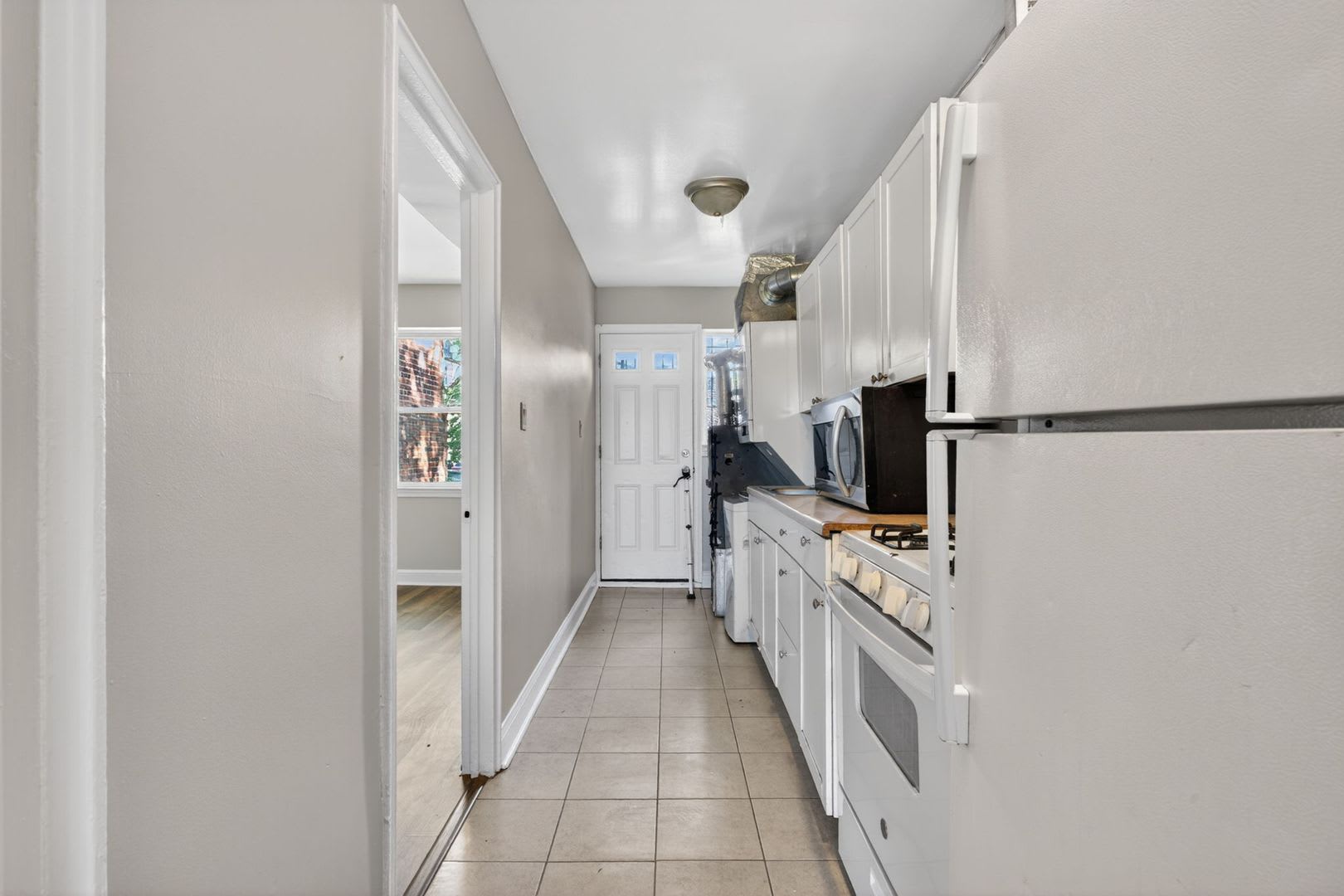 1BD 1BA with Refreshed Interior & In-Unit Laundry – photo 3