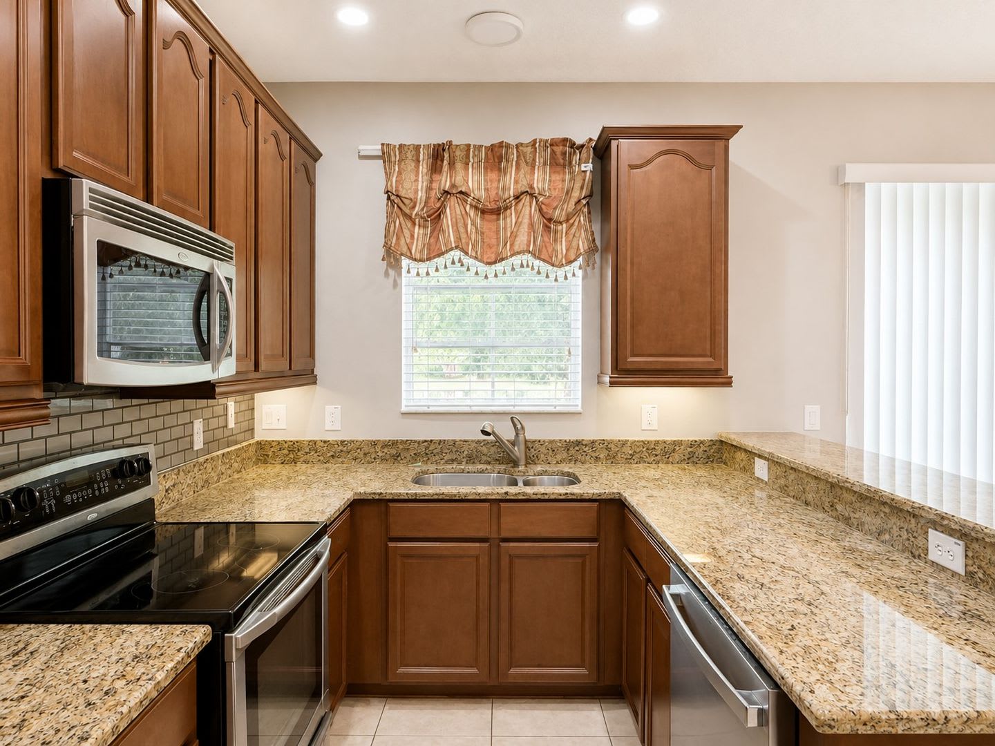 Available Now! Gate Townhouse Community In Millenia – photo 3