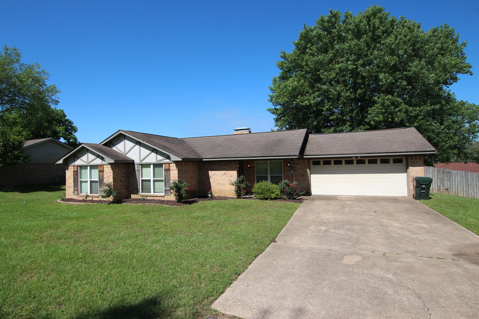 Tour Today! 3 Bedroom 2 Bath Home In Tyler ISD! – photo 1