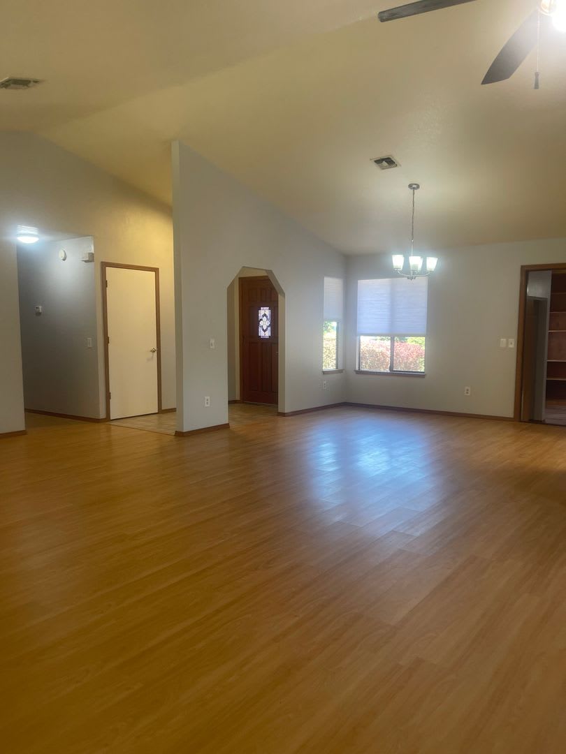 SPACIOUS 3 BED 2 BATH WITH BONUS ROOM / DEN IN THE COUNTRY OAKS SUBDIVISION – photo 4
