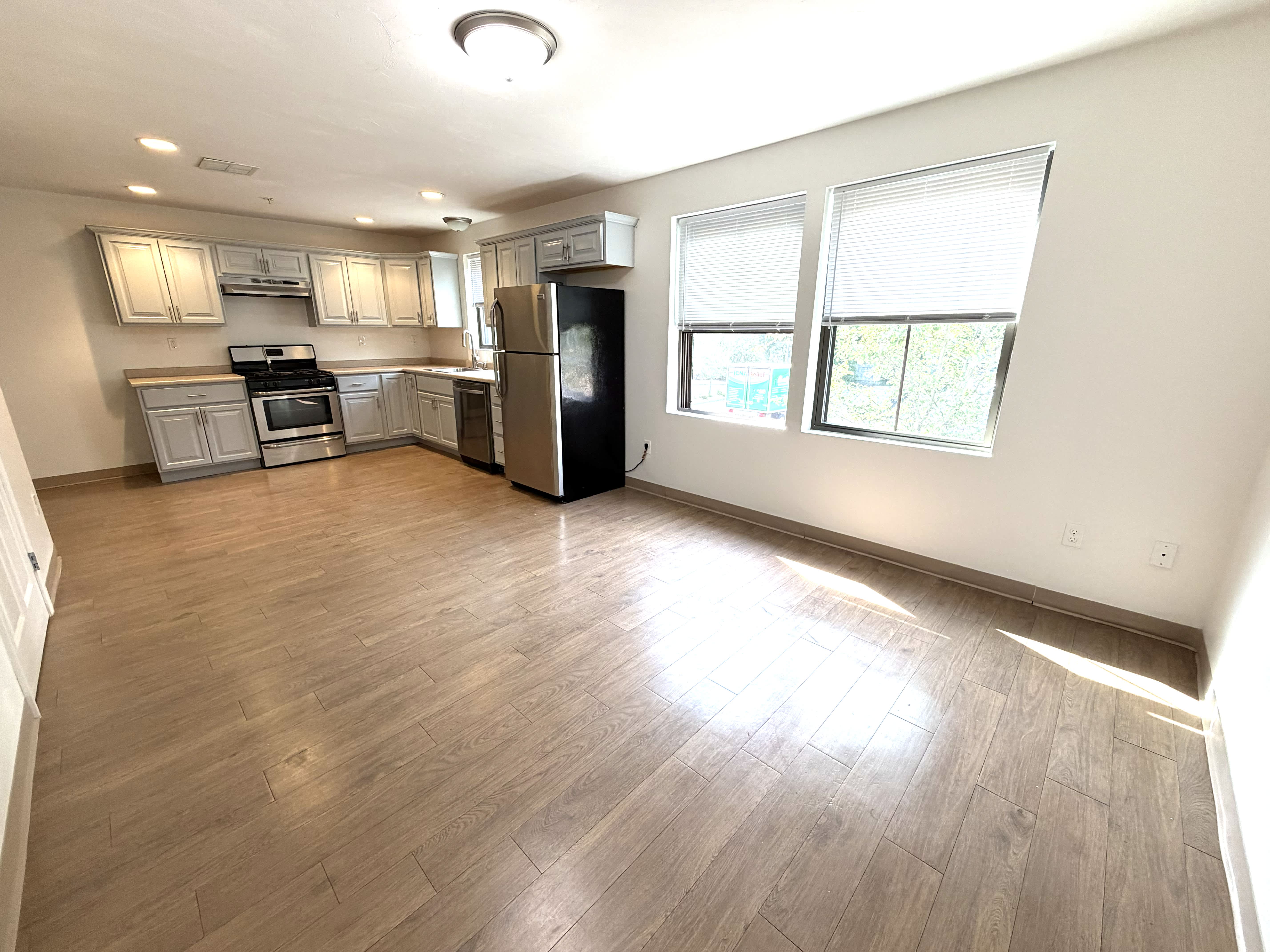 323 Washington St – photo 3