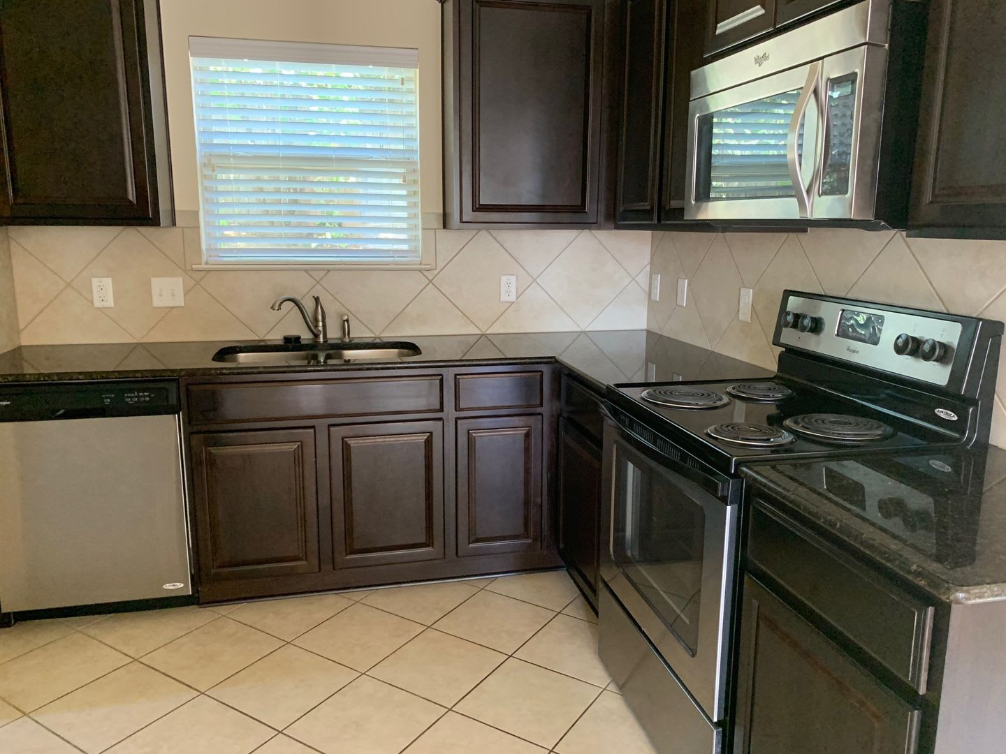 3bed/2.5 bath house in gated community – photo 3