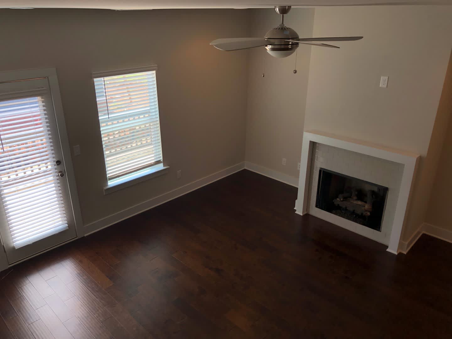 Upscale Town Home in a FANTASTIC location – photo 2