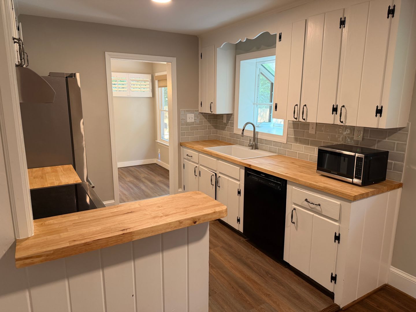 Beautiful Three Bedroom Home in Amity Gardens! – photo 4