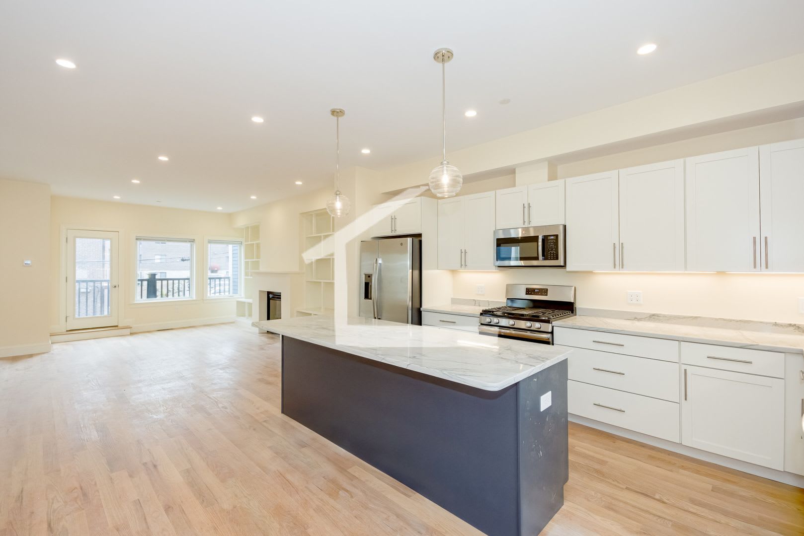 Brand New 3 500 Sq Ft Luxury Townhouse In Oak Square W Built In Garage 1St Security Only Laundry In Unit – photo 1