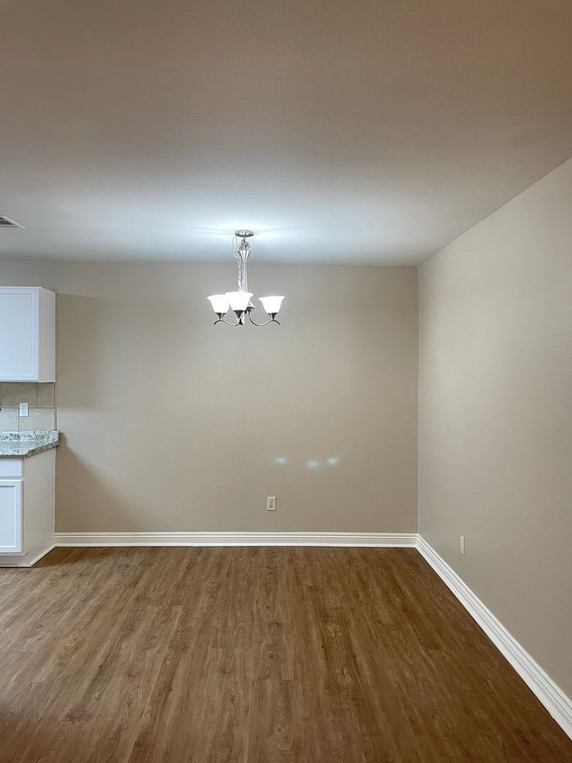 Captivating and Impeccable 3 Bedroom, 2 Bathroom in gated community – photo 5