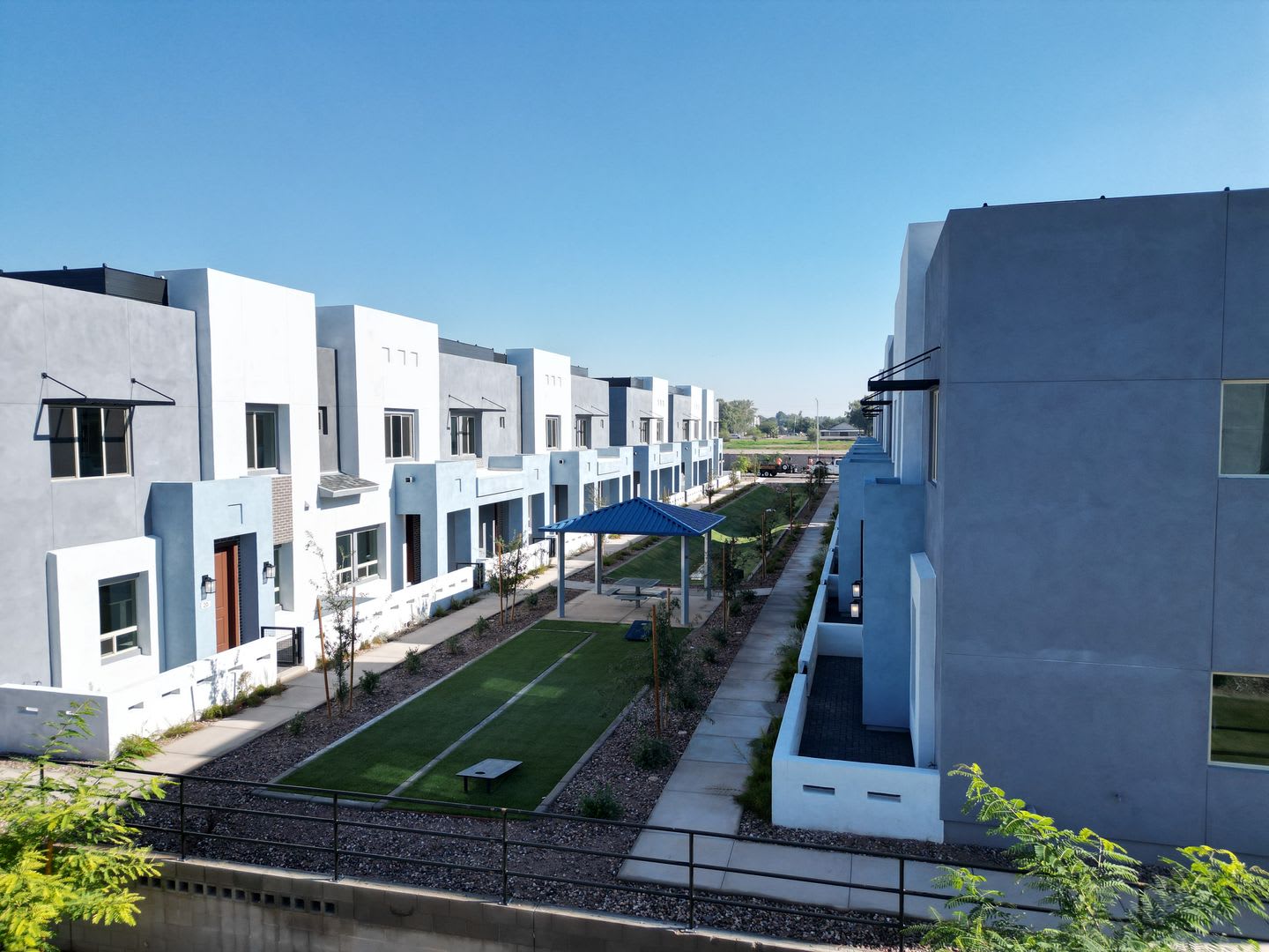 Brand New Build! Massive modern 4 bedroom/4.5 bathroom townhome in the heart of Chandler. – photo 4