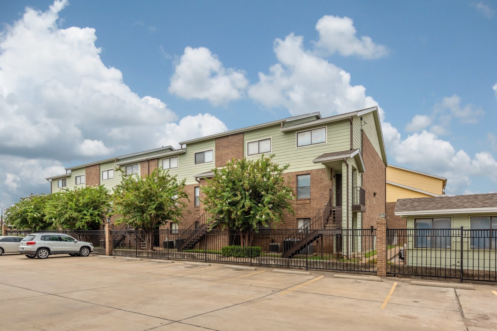 3 2 Fourplex In Castle Heights – photo 4