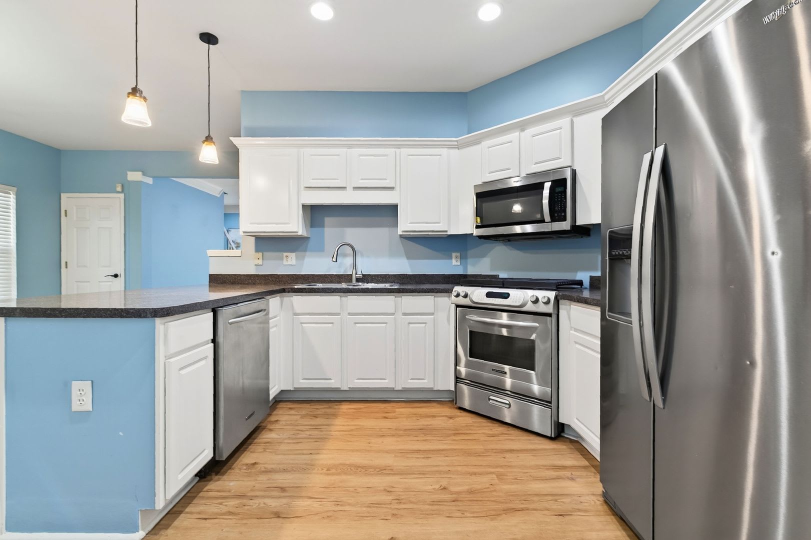 Spacious 3 Bed / 2 Bath Townhouse in Atlanta – $1,995/mo (Trash & Landscaping Included!) – photo 4