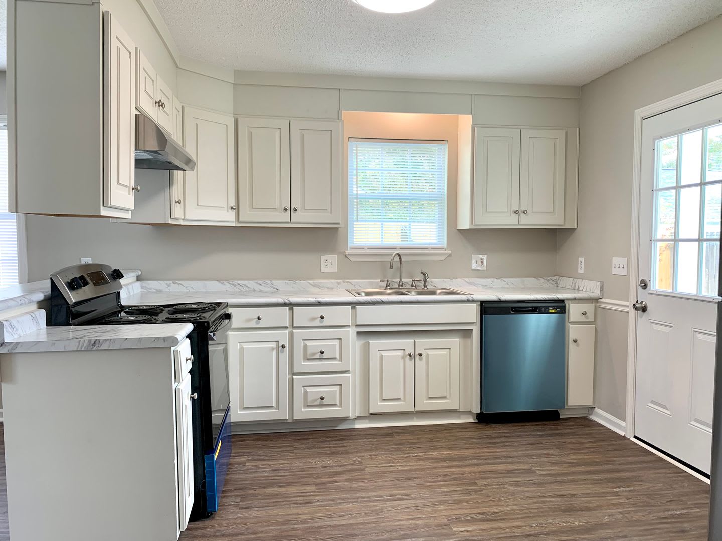 3Bd 2B Renovated Home In Blue Pool Subdivision – photo 4