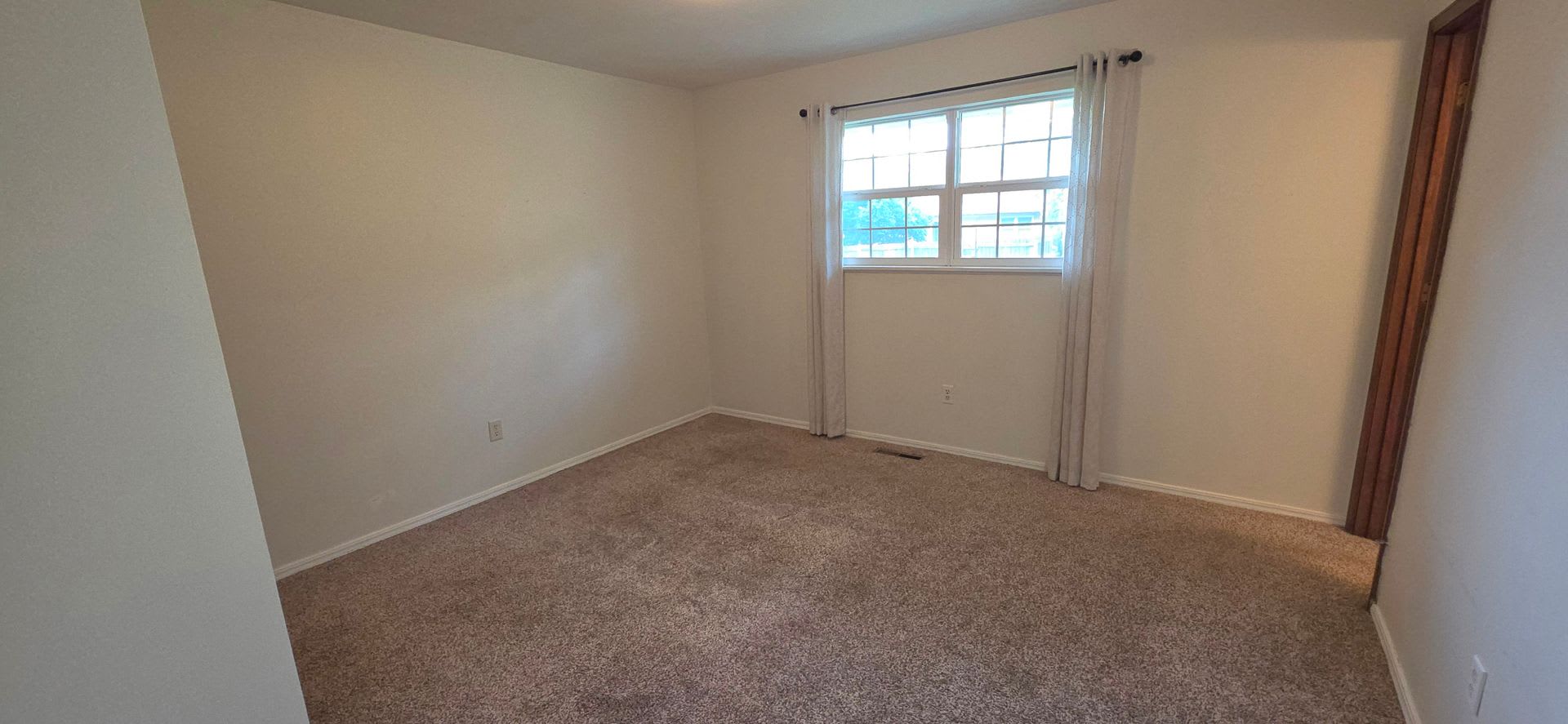 3 Bedrooms! 2 Living areas! close to Mall! $1695 – photo 5