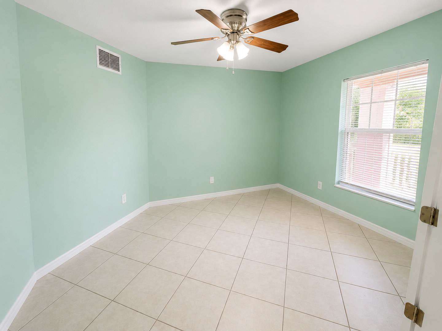 SPACIOUS 3Bd / 2 Ba SINGLE FAMILY HOUSE AVAILABLE – photo 2