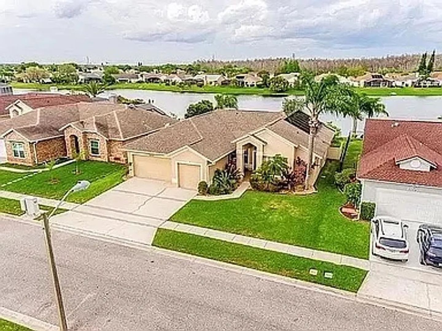 Captivating 4 Bedroom 2 Bath Pool Lake Home – photo 1