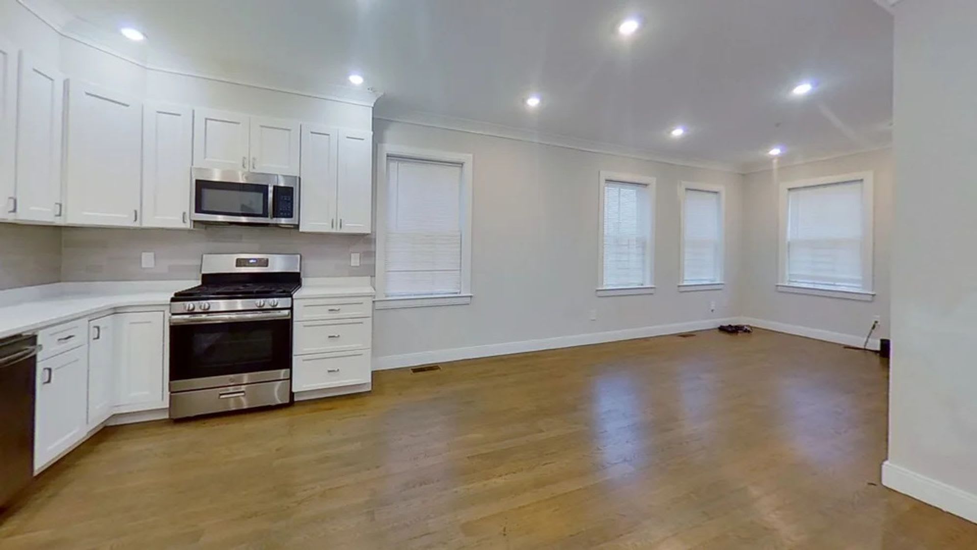 No Fee Luxury Unit in Packards Corner! Pet Negotiable, Laundry in Unit! – photo 1