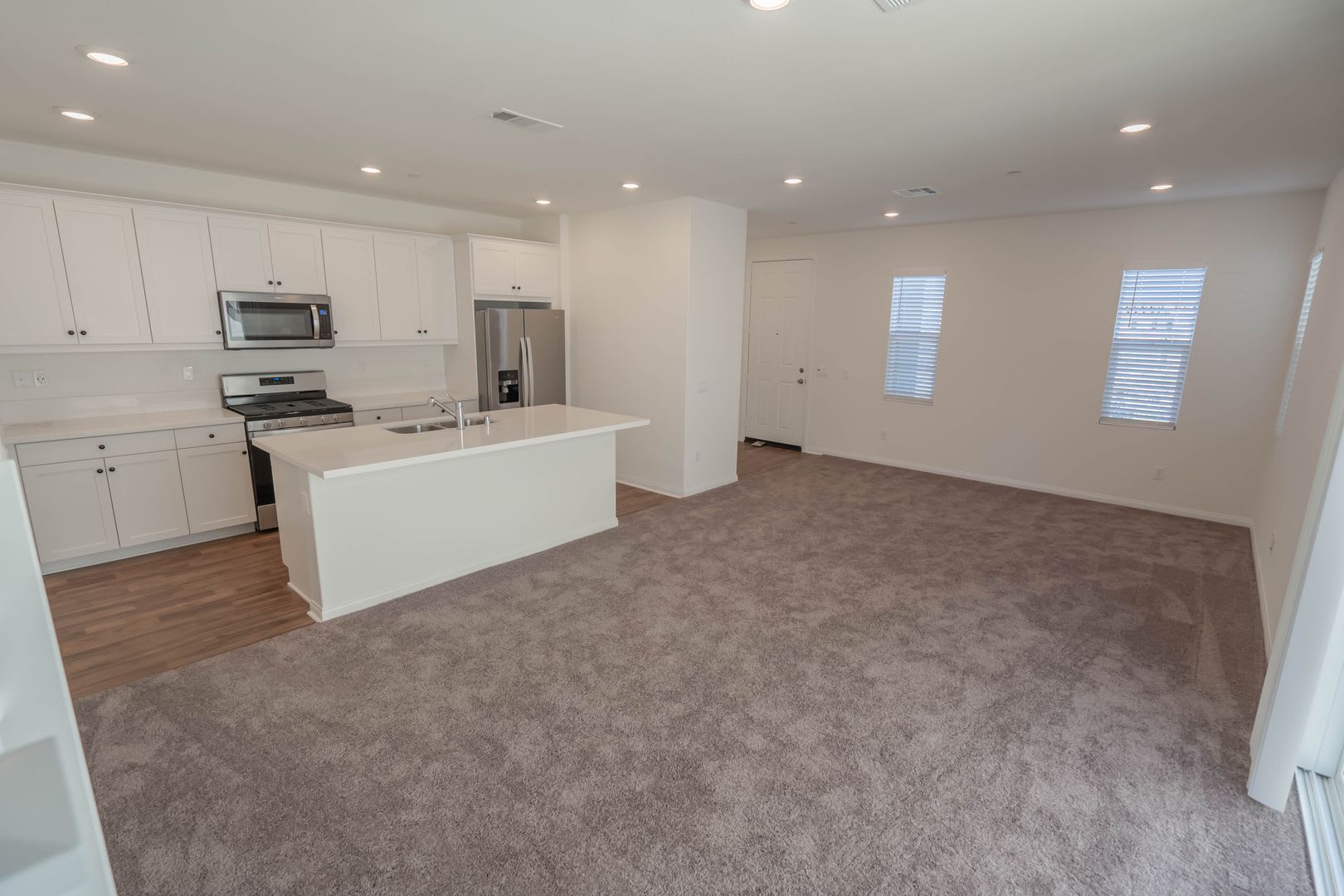 3 Bedrooms in the Five Points Community of Valencia! – photo 5