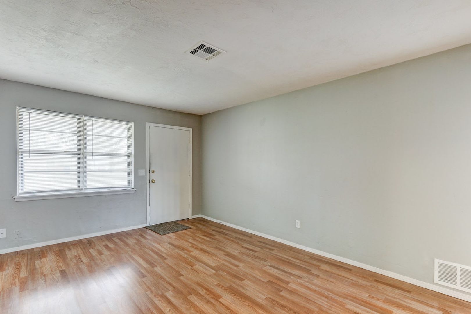 updated 3 bed house in Mustang – photo 4
