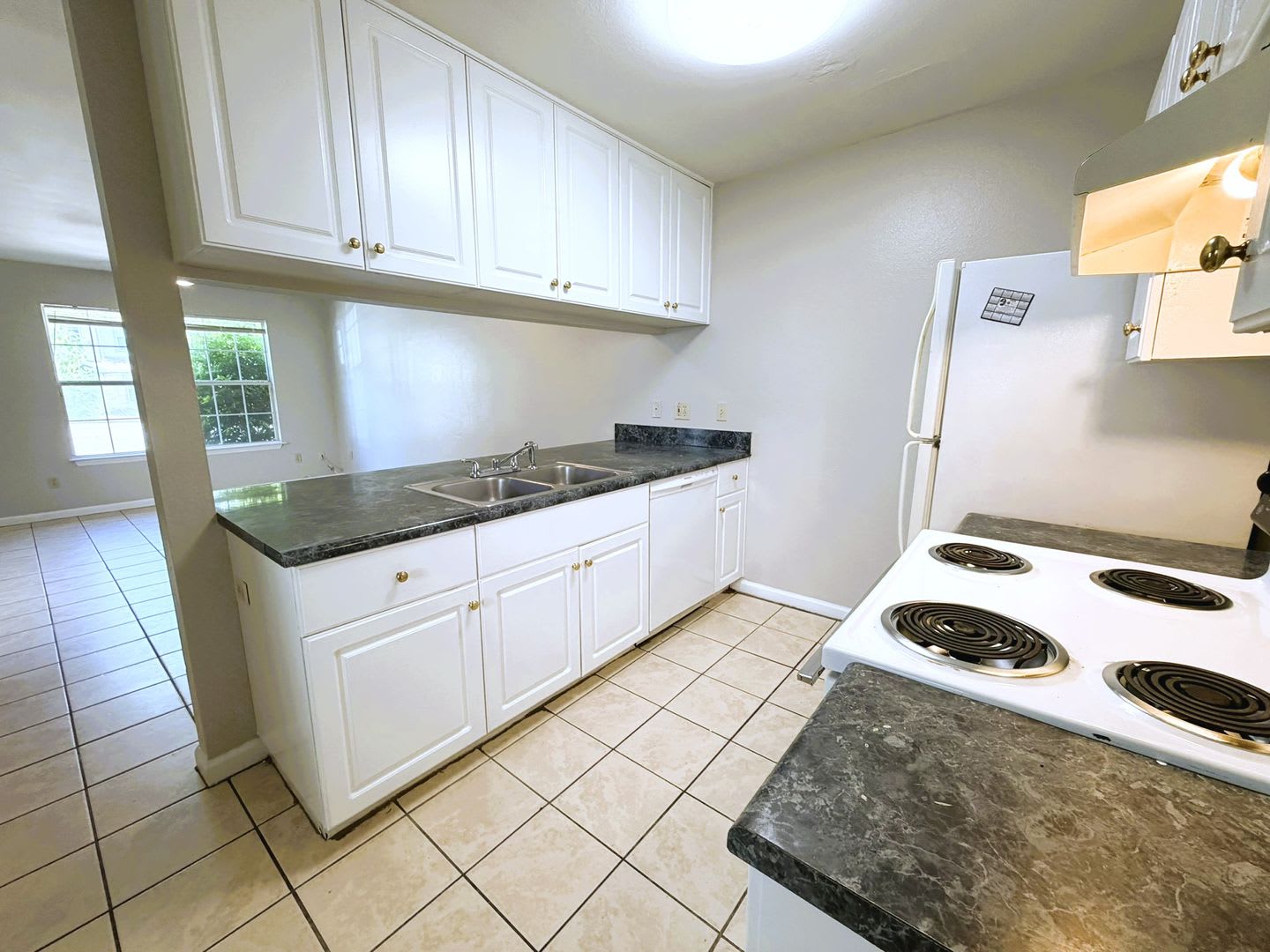 AWESOME 3/3 w/ Open Kitchen w/ Bar, W/D, New Paint, Walk in Closets! $1350/month Avail Now! – photo 5