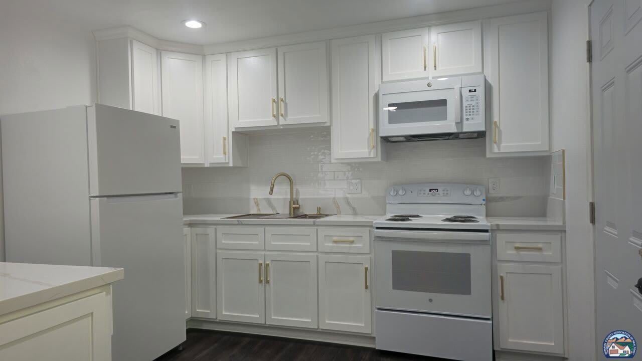 696 Yucca Dr – photo 2