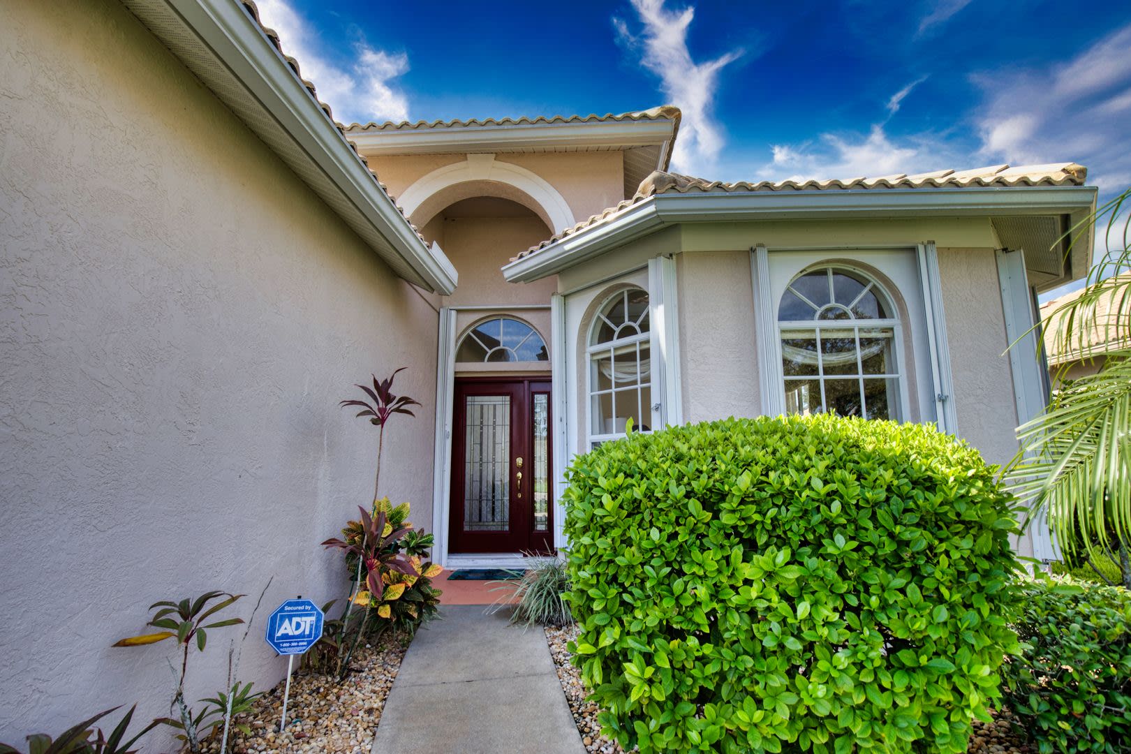 Seasonal Short-Term Single Family Pool Home in Pelican Pointe Golf & Country Club! – photo 3