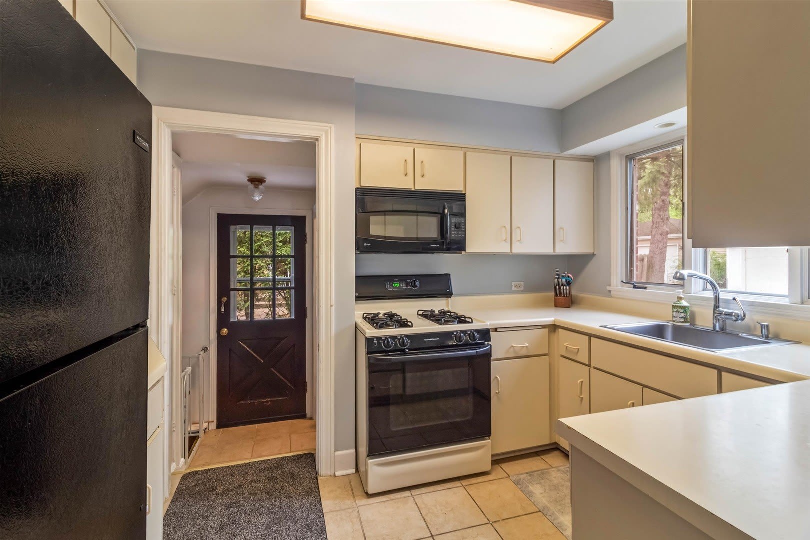 745 Greenview Place – photo 3