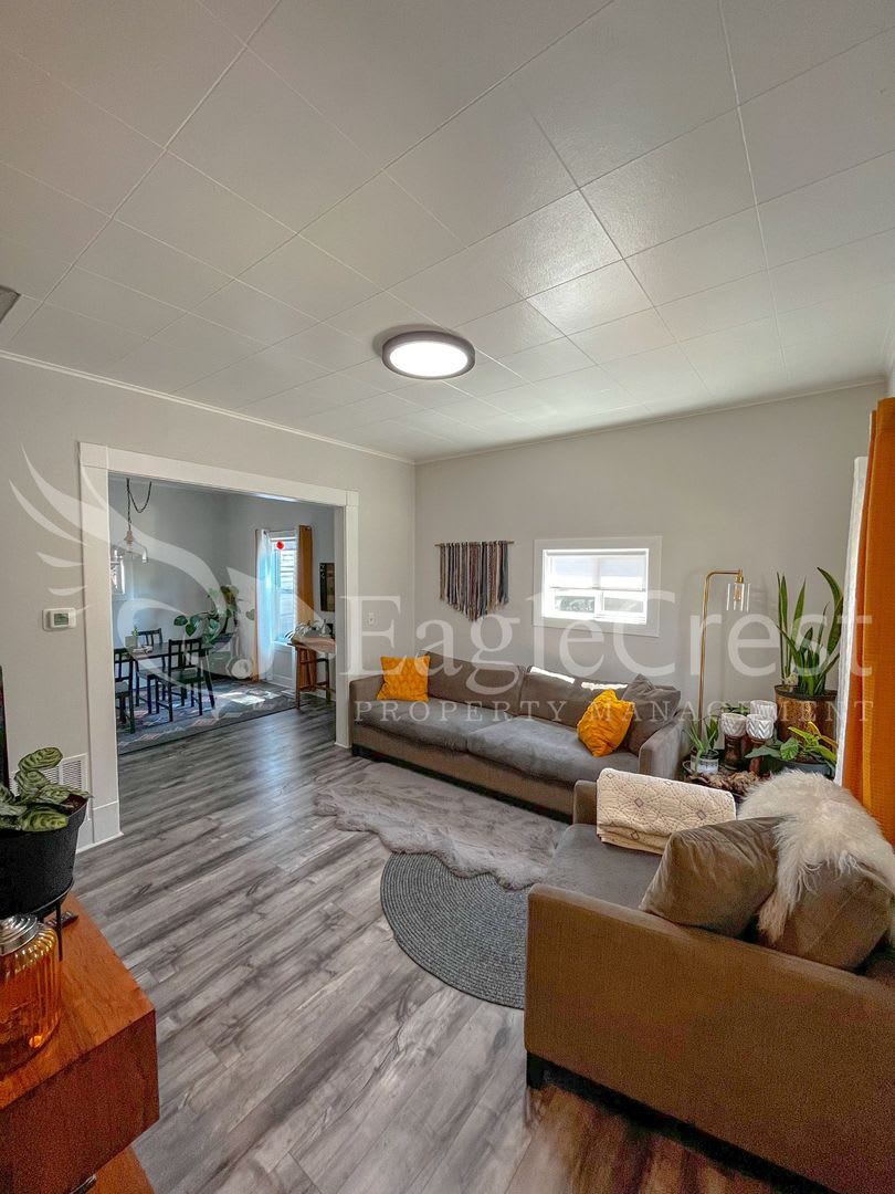 A Timeless & Elegant 2 Bedroom 1 Bathroom Single Family Home – photo 4