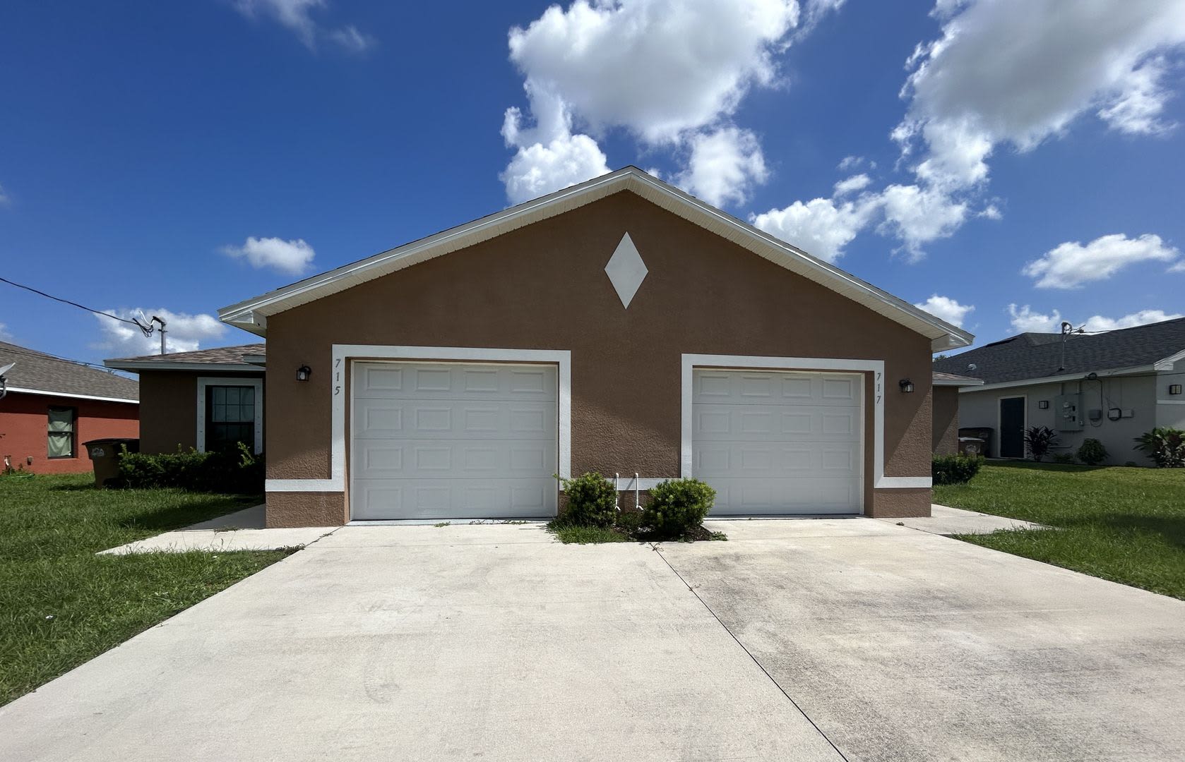 3BR/2BA Duplex with Garage – photo 1