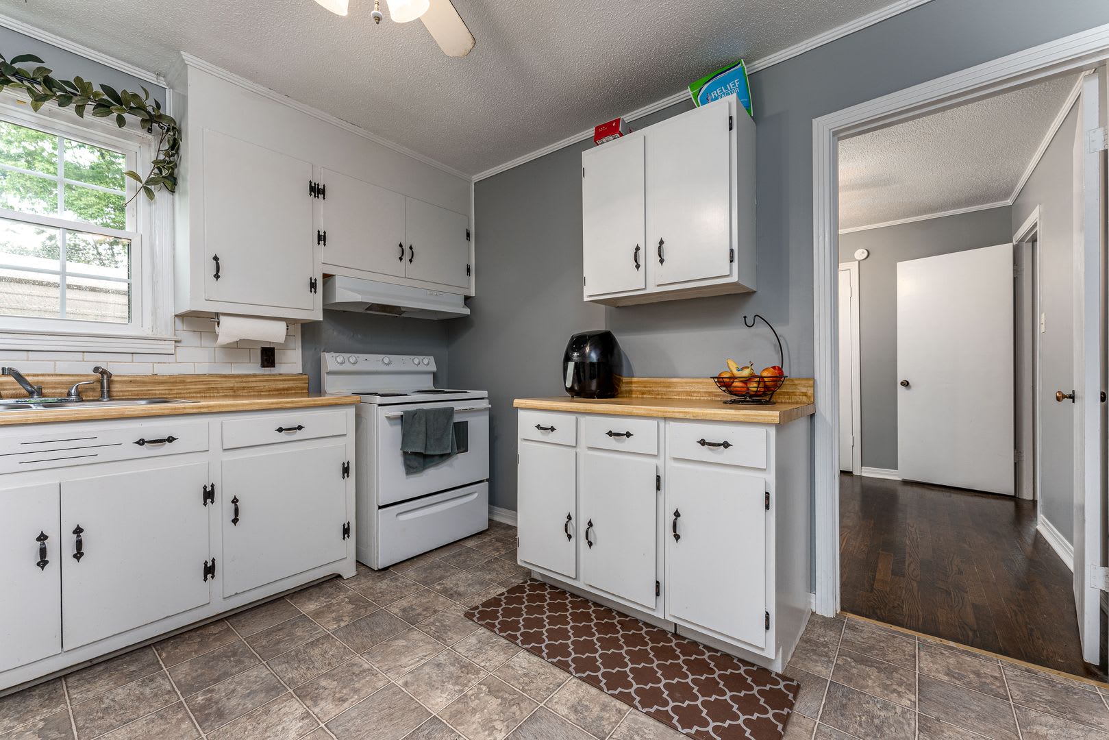 AVAILABLE NOW at a Good Price. 3 Bed 1 Bath FOR LEASE in Columbia. $1200 Rent. – photo 3