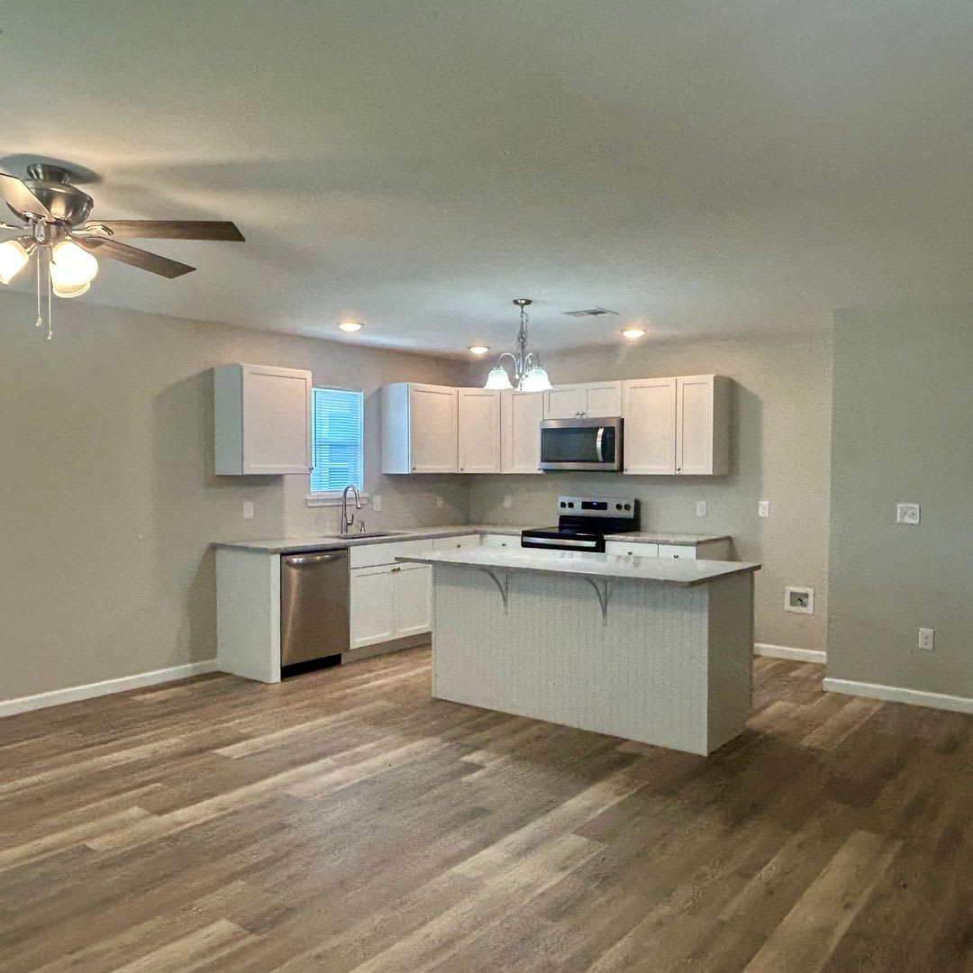 Welcome home to this beautifully designed 3-bedroom, 2 bath half duplex – photo 3