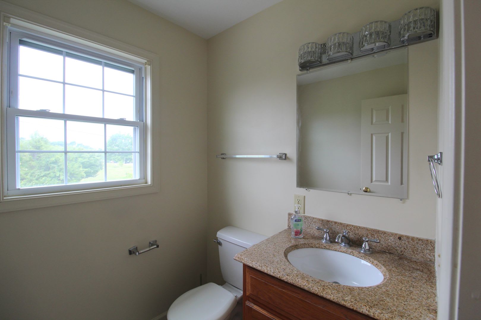 Available now! Home near downtown – photo 5