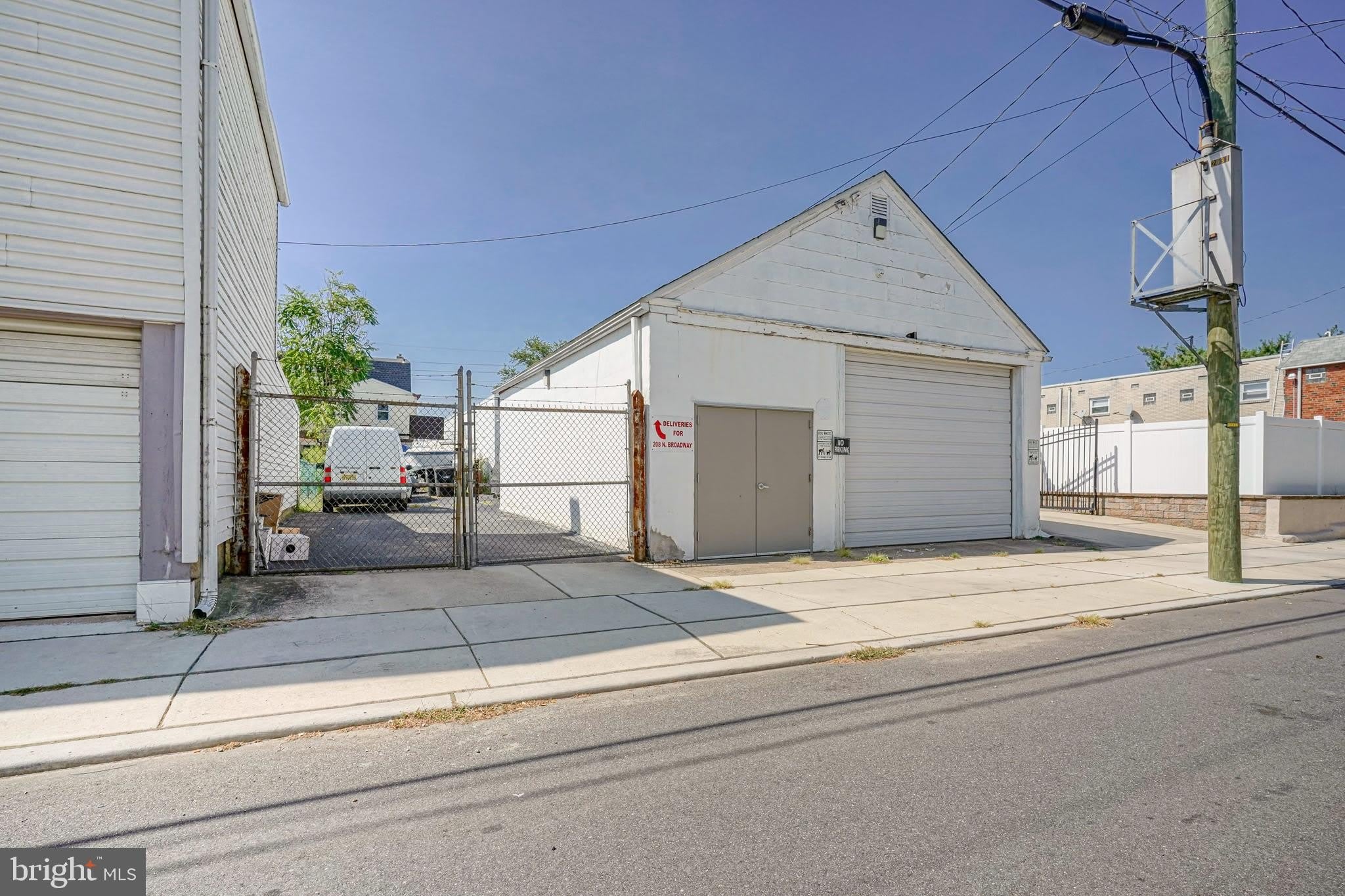 208 N Broadway – photo 3