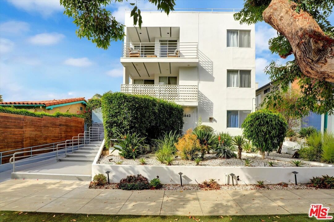842 11Th St – photo 2