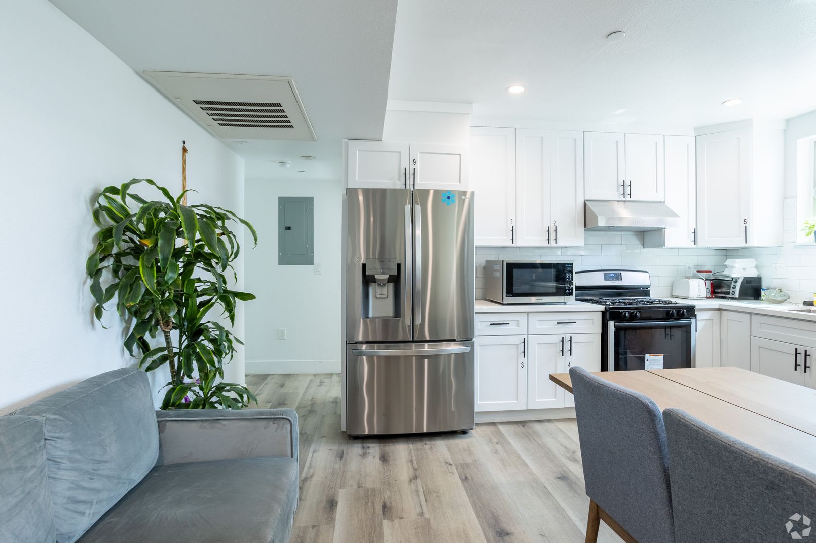 MH 1530 W 37th St – photo 5