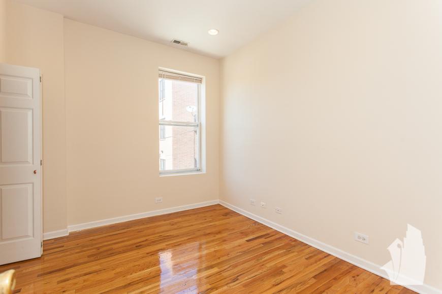 2452 N Southport Ave – photo 5